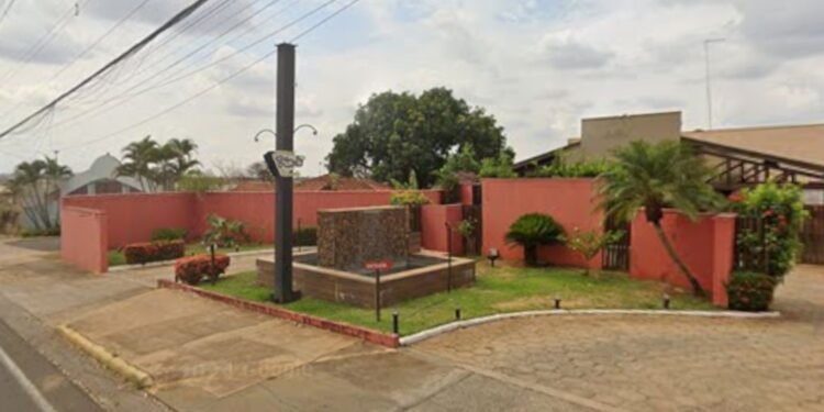 Homem que morreu em suíte de motel estava com mulher e pastor, que arrombou portão para fugir Homem que morreu em suíte de motel estava com mulher e pastor, que arrombou portão para fugir