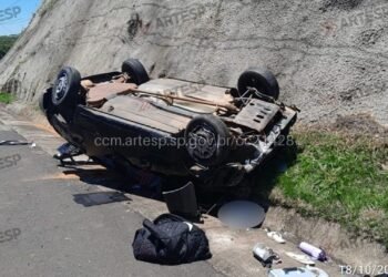 Passageira morre após ser arremessada de carro em capotamento na rodovia SP-333