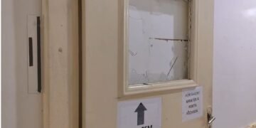 Paciente é preso após destruir recepção de hospital, ameaçar pacientes e quebrar vidros