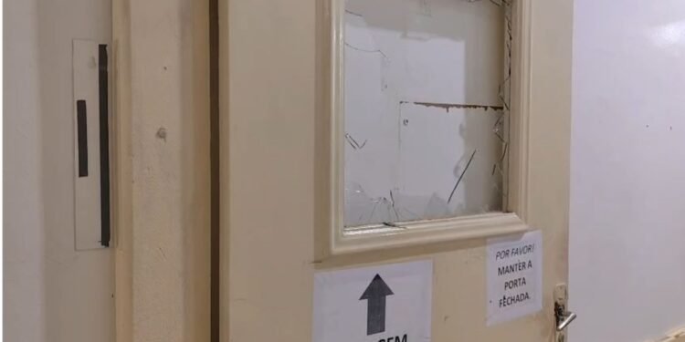 Paciente é preso após destruir recepção de hospital, ameaçar pacientes e quebrar vidros Paciente é preso após destruir recepção de hospital, ameaçar pacientes e quebrar vidros