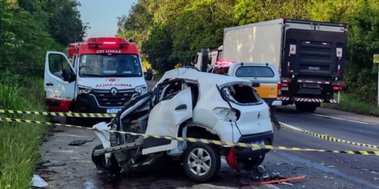 Motorista morre após carro bater de frente com caminhão na RS-118 Motorista morre após carro bater de frente com caminhão na RS-118