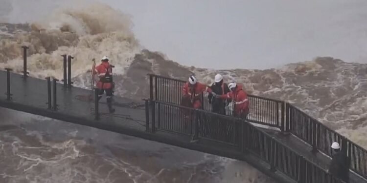 Por que a passarela das Cataratas do Iguaçu não é levada pela água? Construção foi feita para suportar vazão de milhões de litros por segundo