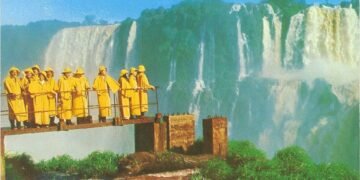 Construída há mais de 30 anos, passarela das Cataratas do Iguaçu resistiu a 46 milhões de litros de água por segundo; conheça a história