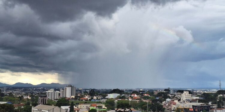 Paraná tem três alertas para tempestades no fim de semana de eleições, com risco de granizo e ventos acima de 100 km/h; veja onde Paraná tem três alertas para tempestades no fim de semana de eleições, com risco de granizo e ventos acima de 100 km/h; veja onde