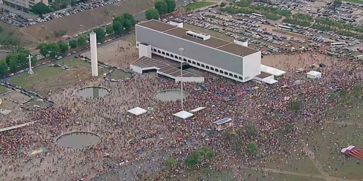 Apoiadores de Lula e Leandro Grass fazem ato no centro de Brasília na véspera do 2º turno Apoiadores de Lula e Leandro Grass fazem ato no centro de Brasília na véspera do 2º turno