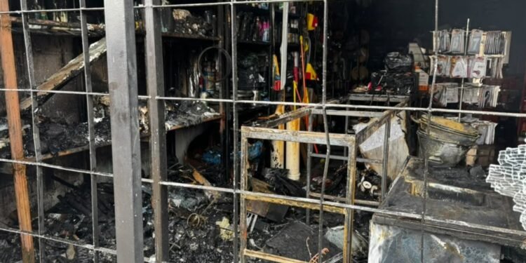 Incêndio destrói parte de loja de materiais de construção e mata gata de estimação em MS Incêndio destrói parte de loja de materiais de construção e mata gata de estimação em MS