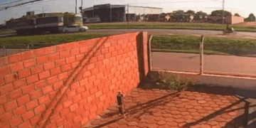 VÍDEO: carro perde controle ao passar ao lado de carreta e é arrastado em MT VÍDEO: carro perde controle ao passar ao lado de carreta e é arrastado em MT
