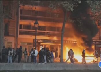 Governos da Itália e da França realizam reuniões de emergência sobre protestos