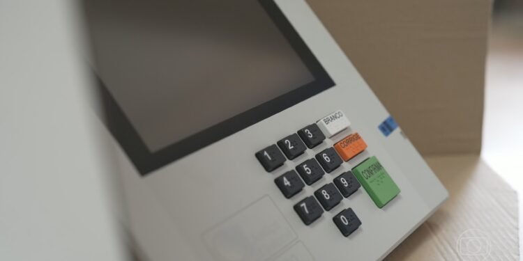 Mais de 500 mil seções em todo o Brasil estão prontas para receber os eleitores neste domingo (25) Mais de 500 mil seções em todo o Brasil estão prontas para receber os eleitores neste domingo (25)