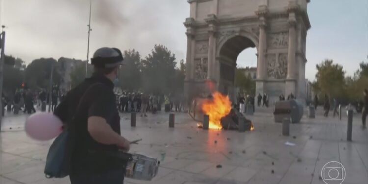 Europa tem mais um dia de protestos e confrontos com a polícia; mais de mil pessoas foram presas na França Europa tem mais um dia de protestos e confrontos com a polícia; mais de mil pessoas foram presas na França