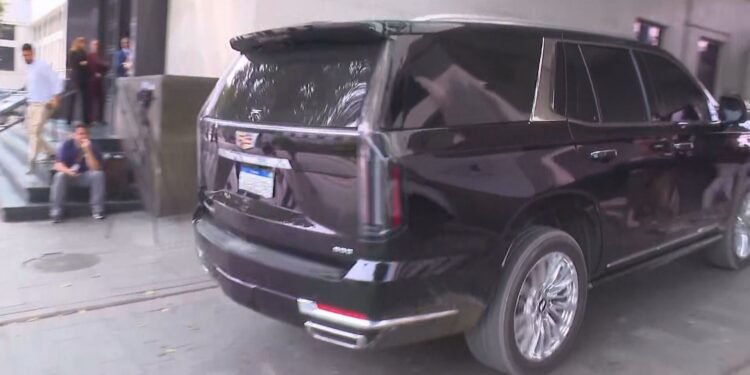 Cadillac avaliado em mais de R$ 2 milhões é apreendido na casa de policial civil preso em operação da PF Cadillac avaliado em mais de R$ 2 milhões é apreendido na casa de policial civil preso em operação da PF