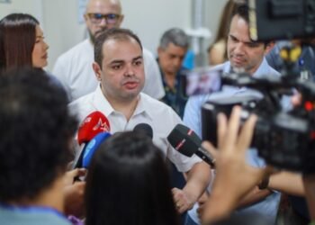 ‘Quem provocar incêndios criminosos precisa responder com rigor da lei’, diz governador após aumento de focos no Amazonas