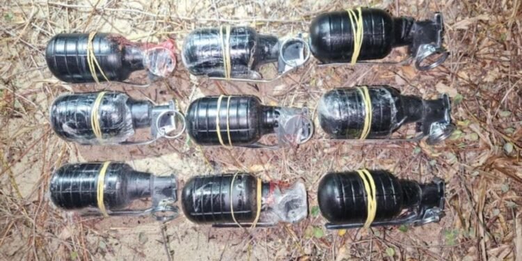 Granadas, armas, munições e drogas são apreendidas pela polícia em baile funk em Fortaleza Granadas, armas, munições e drogas são apreendidas pela polícia em baile funk em Fortaleza