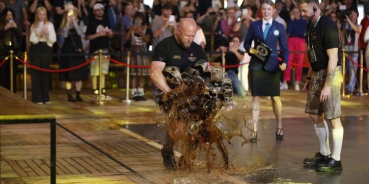VÍDEO: engenheiro tenta recorde, mas derruba 65 kg em canecas de chope na Oktoberfest de Blumenau