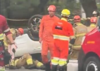 Carro capota na Via Dutra em Barra Mansa