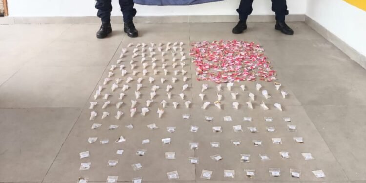Mulher é presa com drogas em carro de aplicativo na RJ-145, em Piraí Mulher é presa com drogas em carro de aplicativo na RJ-145, em Piraí