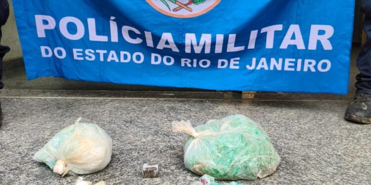 Cerca de 1 kg de drogas é apreendido dentro de bueiro em Três Rios Cerca de 1 kg de drogas é apreendido dentro de bueiro em Três Rios