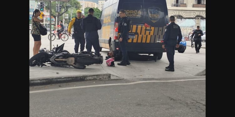 Táxi e moto se envolvem em acidente na Avenida Francisco Bicalho; motociclista fica ferido Táxi e moto se envolvem em acidente na Avenida Francisco Bicalho; motociclista fica ferido