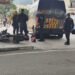 Táxi e moto se envolvem em acidente na Avenida Francisco Bicalho; motociclista fica ferido