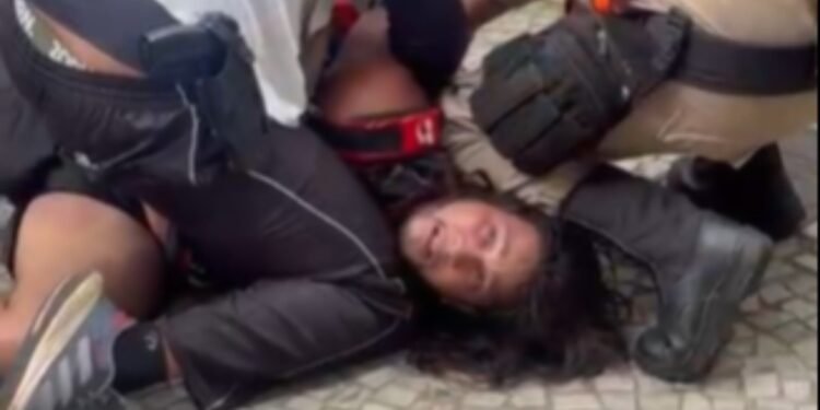 Psicóloga que presenciou abordagem de guardas a entregador em Ipanema diz que ele espumou pela boca após choque: ‘Violência absurda’
