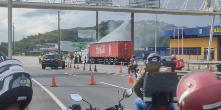 Caminhão pega fogo e interdita faixa da Ponte Rio-Niterói