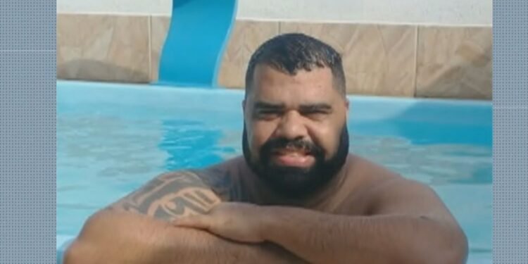 Testemunha diz que homem morto em ataque em Manguinhos estava com filho de 2 anos no colo: ‘Tentou proteger’ Testemunha diz que homem morto em ataque em Manguinhos estava com filho de 2 anos no colo: ‘Tentou proteger’