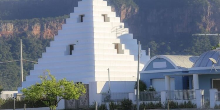 Dakila Pesquisas ergue cidade de cúpulas em MS Dakila Pesquisas ergue cidade de cúpulas em MS