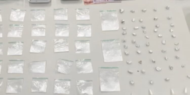 Suspeito é preso com crack, cocaína e maconha na Zona Sul de Aracaju Suspeito é preso com crack, cocaína e maconha na Zona Sul de Aracaju