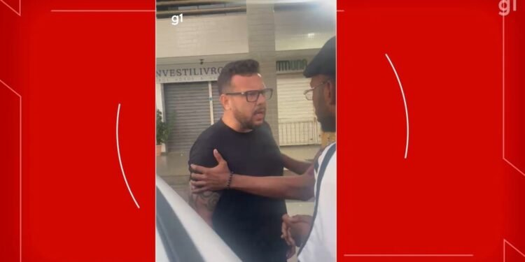 Homem ameaça prender jovem por ‘fazer o L’ após ato pró-Lula em Brasília; VÍDEO