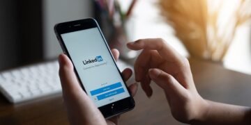 ‘Open to love’: por que tem gente usando o LinkedIn para flertar? Veja riscos de paquerar por lá