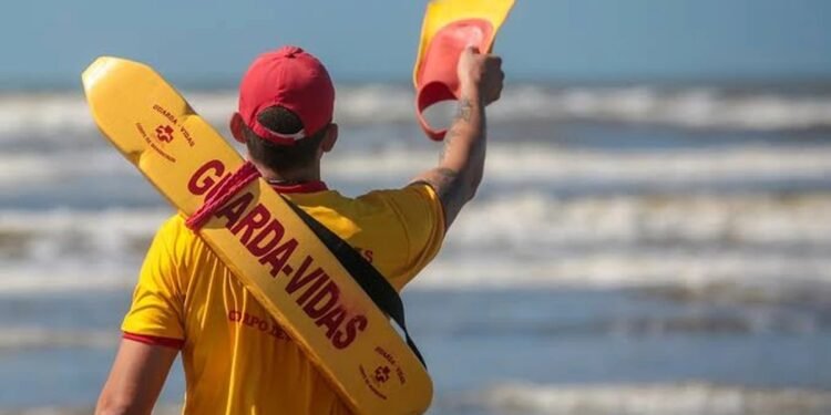 Baixada Santista prevê reforço de até 452 guarda-vidas para o verão; veja distribuição por cidade Baixada Santista prevê reforço de até 452 guarda-vidas para o verão; veja distribuição por cidade