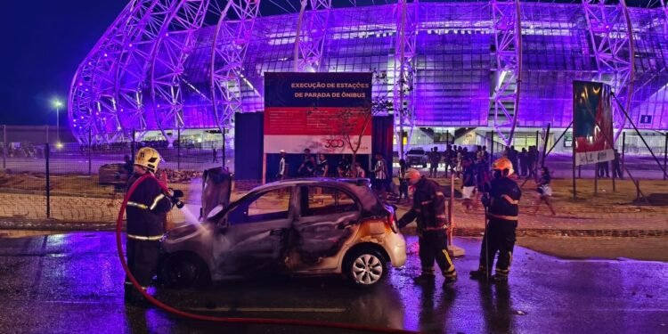 Carro pega fogo em frente à Arena Castelão, em Fortaleza; ninguém fica ferido