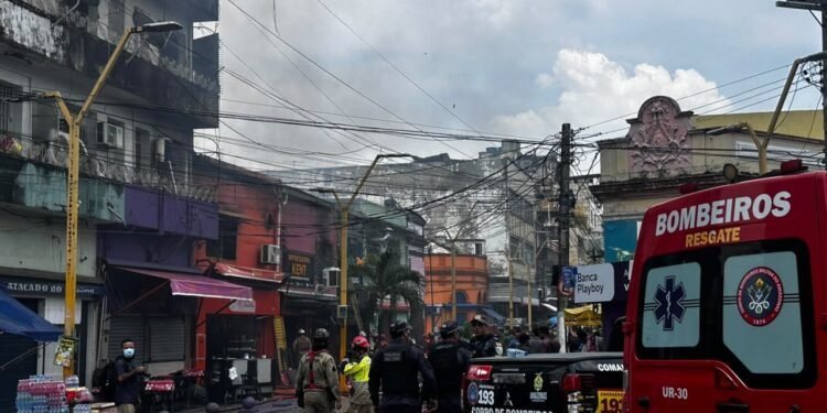 Incêndio que atingiu prédios no Centro de Manaus está confinado, mas não foi extinto, diz comandante dos bombeiros Incêndio que atingiu prédios no Centro de Manaus está confinado, mas não foi extinto, diz comandante dos bombeiros