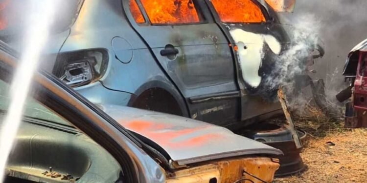 Bombeiros e brigadistas arrombam cadeado de lote para combater incêndio em veículos em Rio Pardo de Minas Bombeiros e brigadistas arrombam cadeado de lote para combater incêndio em veículos em Rio Pardo de Minas