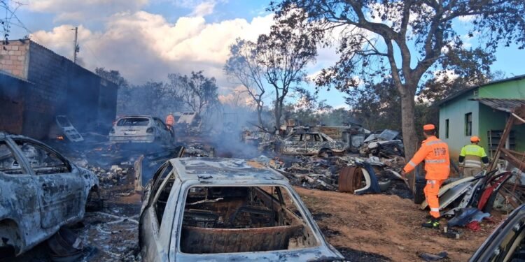 Incêndio atinge depósito a céu aberto com cerca de 10 mil peças automotivas em Montes Claros Incêndio atinge depósito a céu aberto com cerca de 10 mil peças automotivas em Montes Claros
