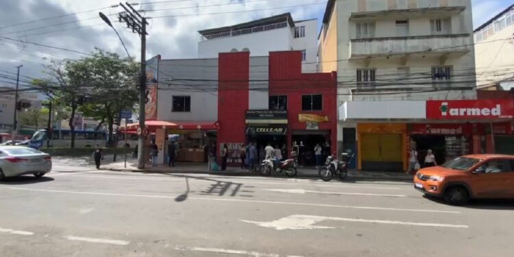 Cliente é presa suspeita de injúria racial contra funcionária de lanchonete em Juiz de Fora Cliente é presa suspeita de injúria racial contra funcionária de lanchonete em Juiz de Fora