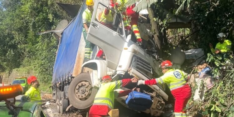 Caminhão perde os freios na descida da Anchieta e motorista joga veículo contra barranco em SP Caminhão perde os freios na descida da Anchieta e motorista joga veículo contra barranco em SP