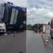 Carreta com dois contêineres tomba sobre carro da CPFL na Via Anchieta, em Cubatão