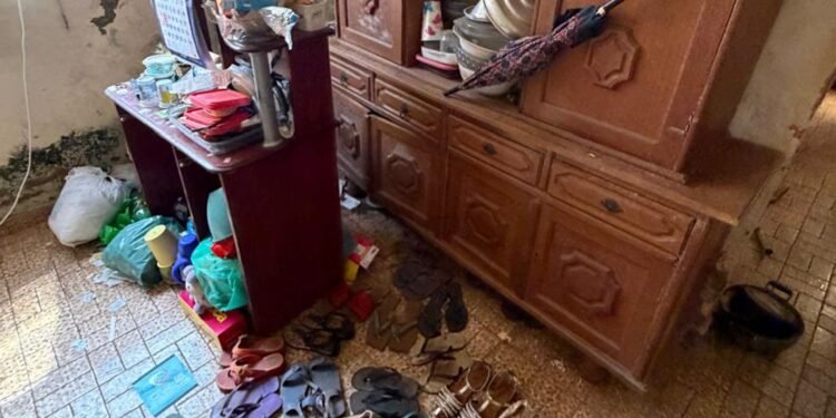 Mulher em isolamento social há 18 anos demonstrou medo de estranhos e estava em quarto escuro ao ser resgatada, diz agente de saúde