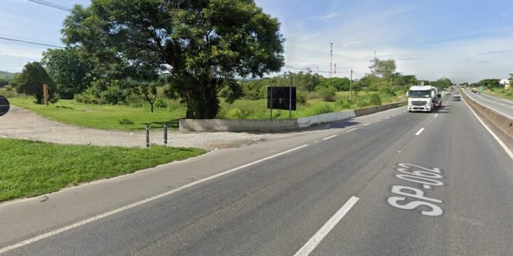 Mulher morre após ser atropelada por carro na Dutra, em Lorena Mulher morre após ser atropelada por carro na Dutra, em Lorena