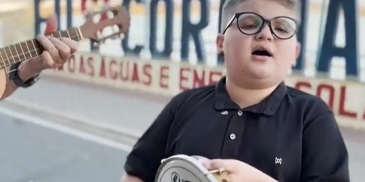 Aos 11 anos, Leozinho do Samba conquista seguidores cantando clássicos da música brasileira