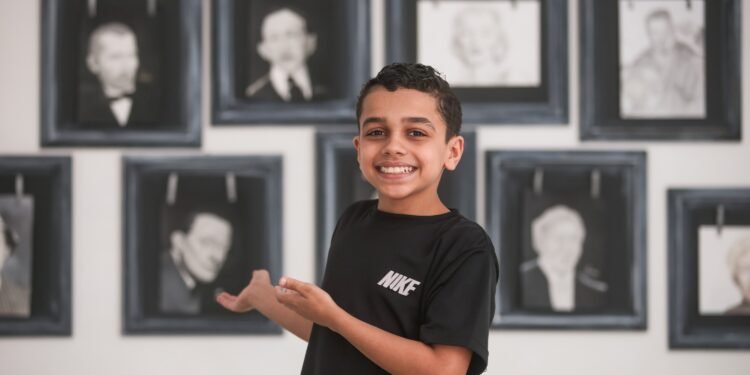 Menino autodidata usa lápis para desenhar famosos e ganha exposição no litoral de SP Menino autodidata usa lápis para desenhar famosos e ganha exposição no litoral de SP