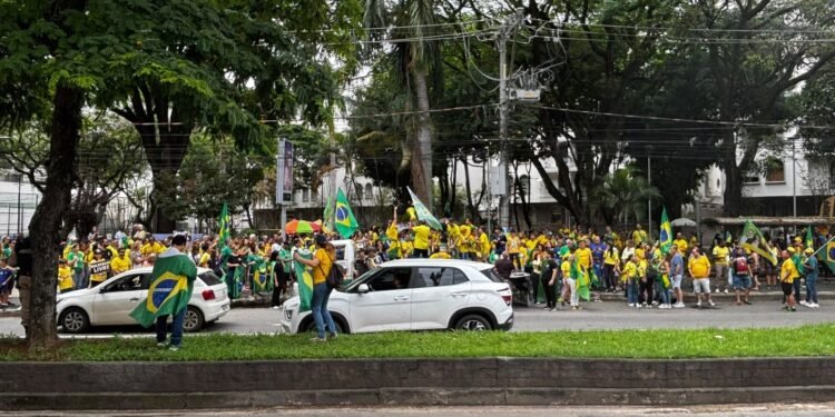 Apoiadores de Flávio Bolsonaro participam de ato em Juiz de Fora