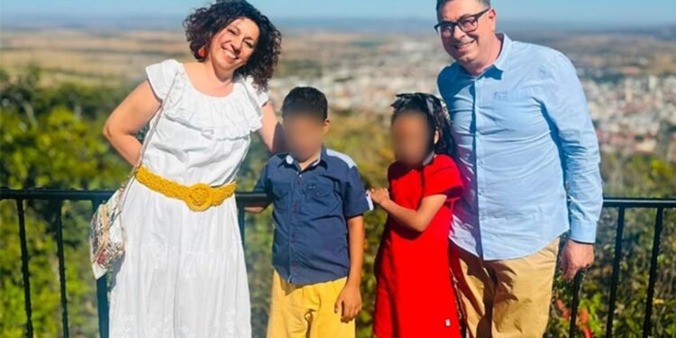Após irmãos brasileiros serem adotados por italianos, juiz escreve mensagem ao casal: ‘Ato de amor que transforma vidas’ Após irmãos brasileiros serem adotados por italianos, juiz escreve mensagem ao casal: ‘Ato de amor que transforma vidas’