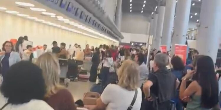 VÍDEO: voo de Porto Alegre para Salvador é cancelado e causa tumulto no aeroporto VÍDEO: voo de Porto Alegre para Salvador é cancelado e causa tumulto no aeroporto