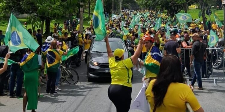 Apoiadores fazem ato em apoio a Flávio Bolsonaro em BH Apoiadores fazem ato em apoio a Flávio Bolsonaro em BH