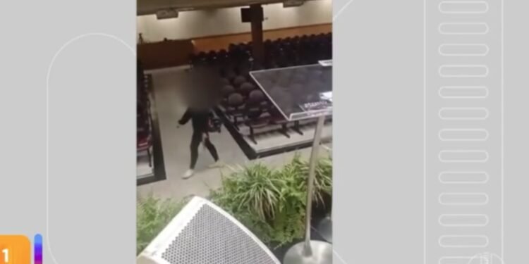 Mulher é presa após entrar armada em igreja e efetuar disparos em Governador Valadares Mulher é presa após entrar armada em igreja e efetuar disparos em Governador Valadares