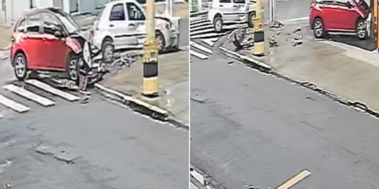 Carro invade loja após batida em cruzamento no litoral de SP; VEJA
