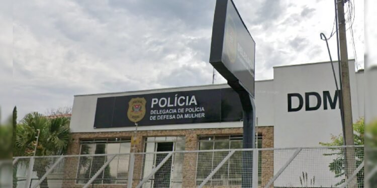 Homem é preso após jogar garrafa e ameaçar a filha com caco de vidro no pescoço em Botucatu Homem é preso após jogar garrafa e ameaçar a filha com caco de vidro no pescoço em Botucatu