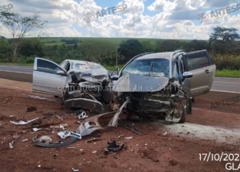 Batida frontal entre carros na rodovia SP-261 em Boracéia